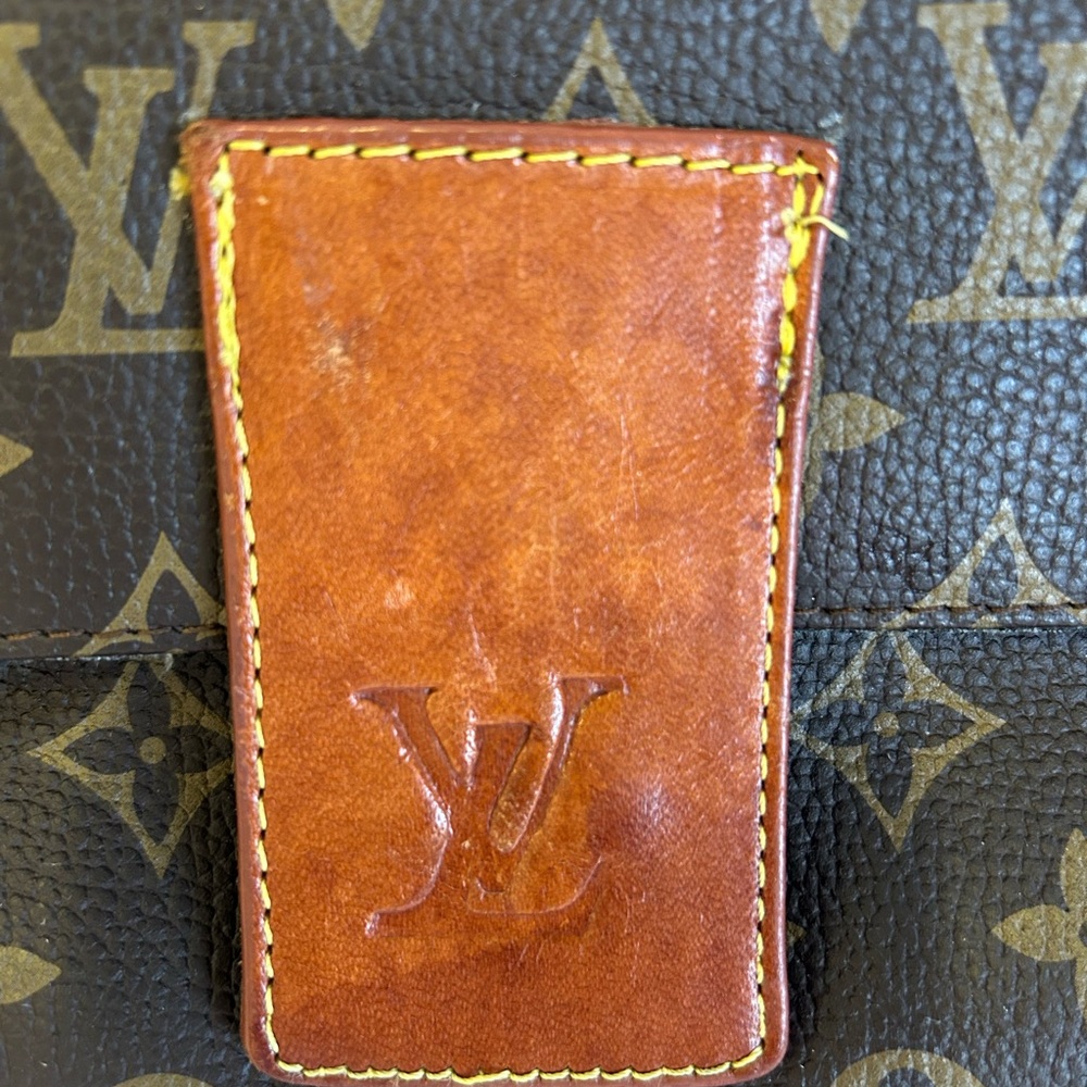 Not authentic. - Picture 2 of 11